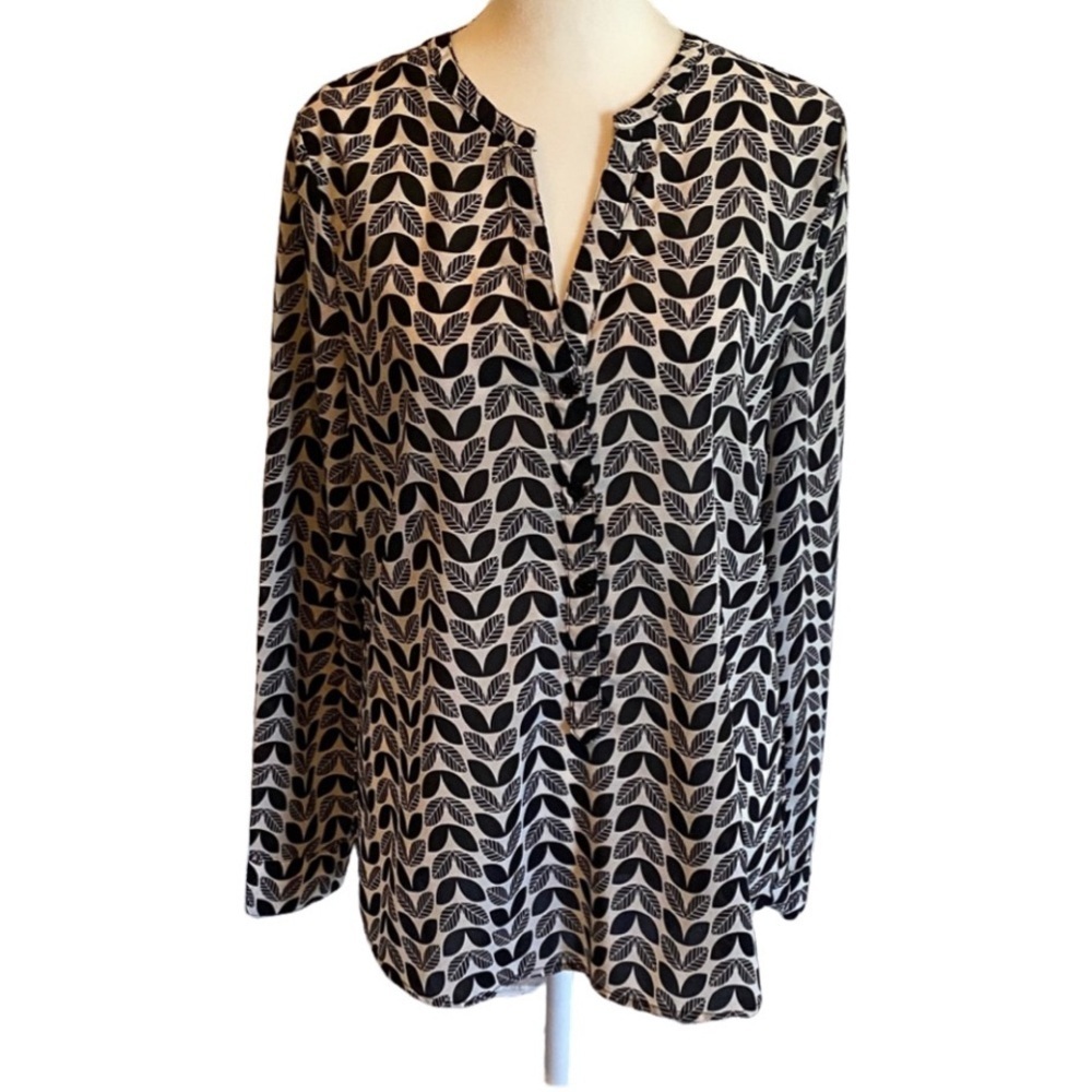 41 Hawthorn Black and White Leaf Patterned Blouse. Size M.